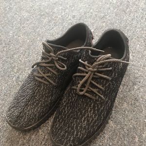 Tennis shoes size 9 Men